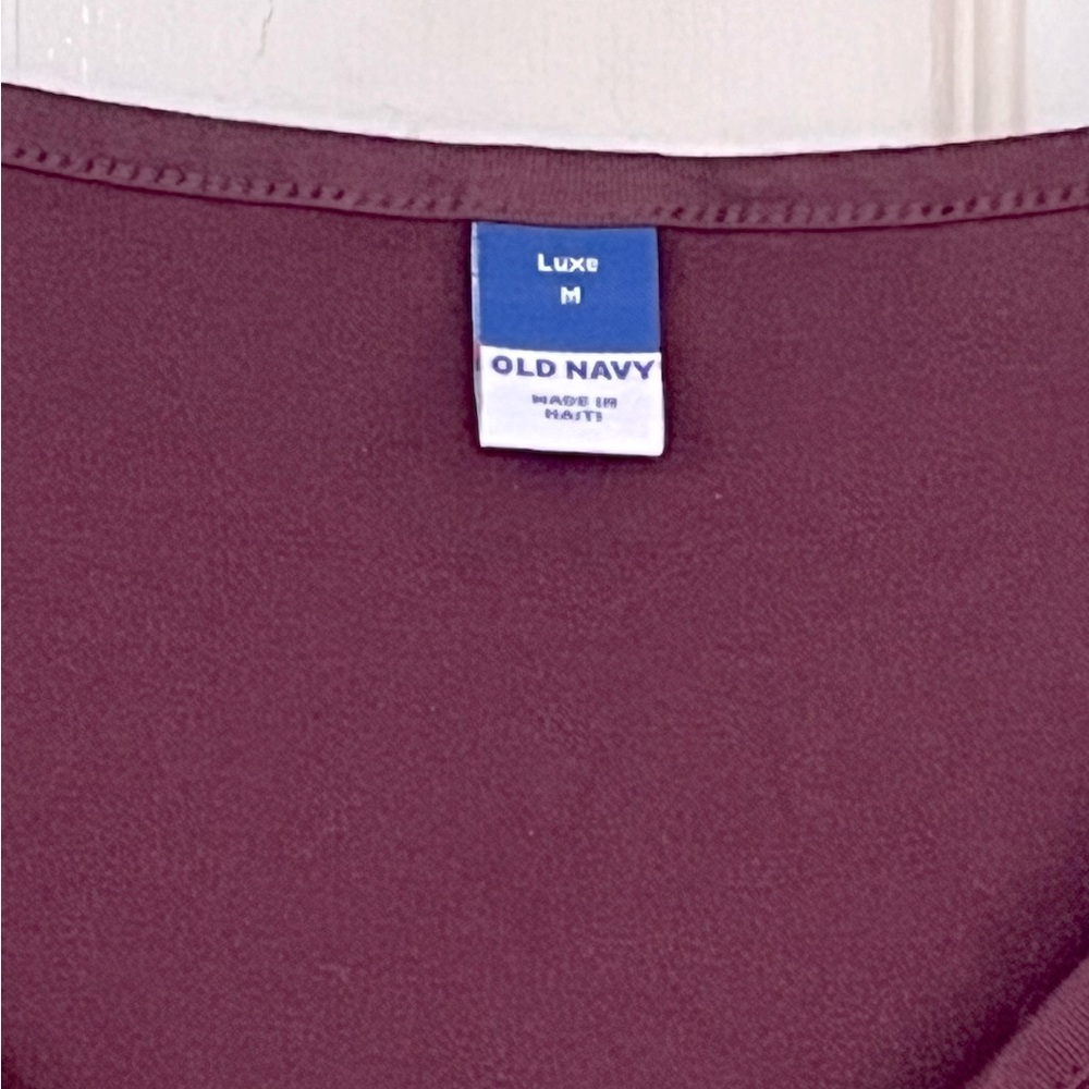 🌻3/$20 🆕 Old Navy Luxe Burgundy Red V-Neck Super Soft Tee Shirt, Size M - Picture 11 of 16